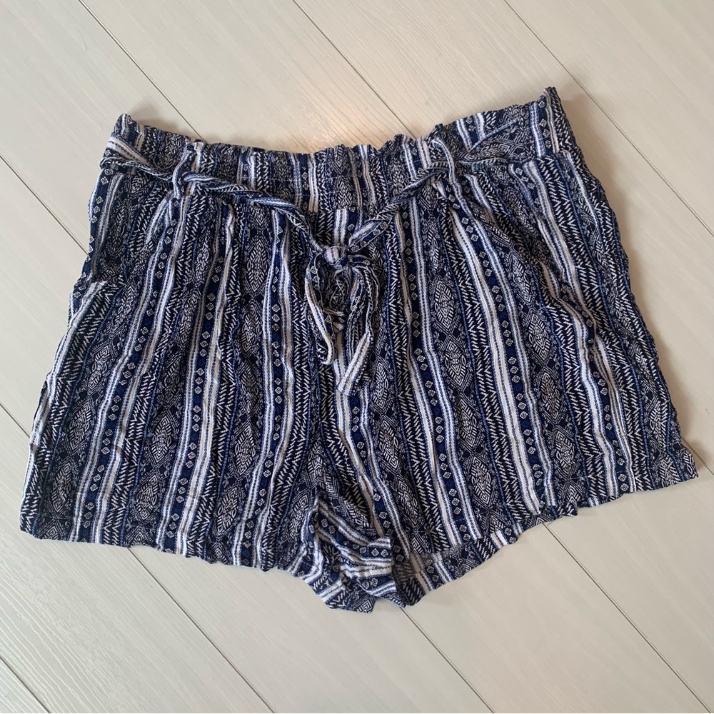 Women’s Blue and White Pattern Shorts XL